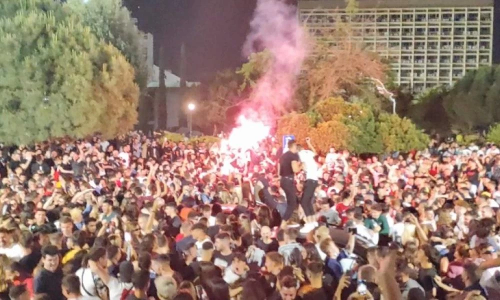 Θεσσαλονίκη: Νέο κορονοπάρτι με χιλιάδες νεαρούς στο ΑΠΘ
